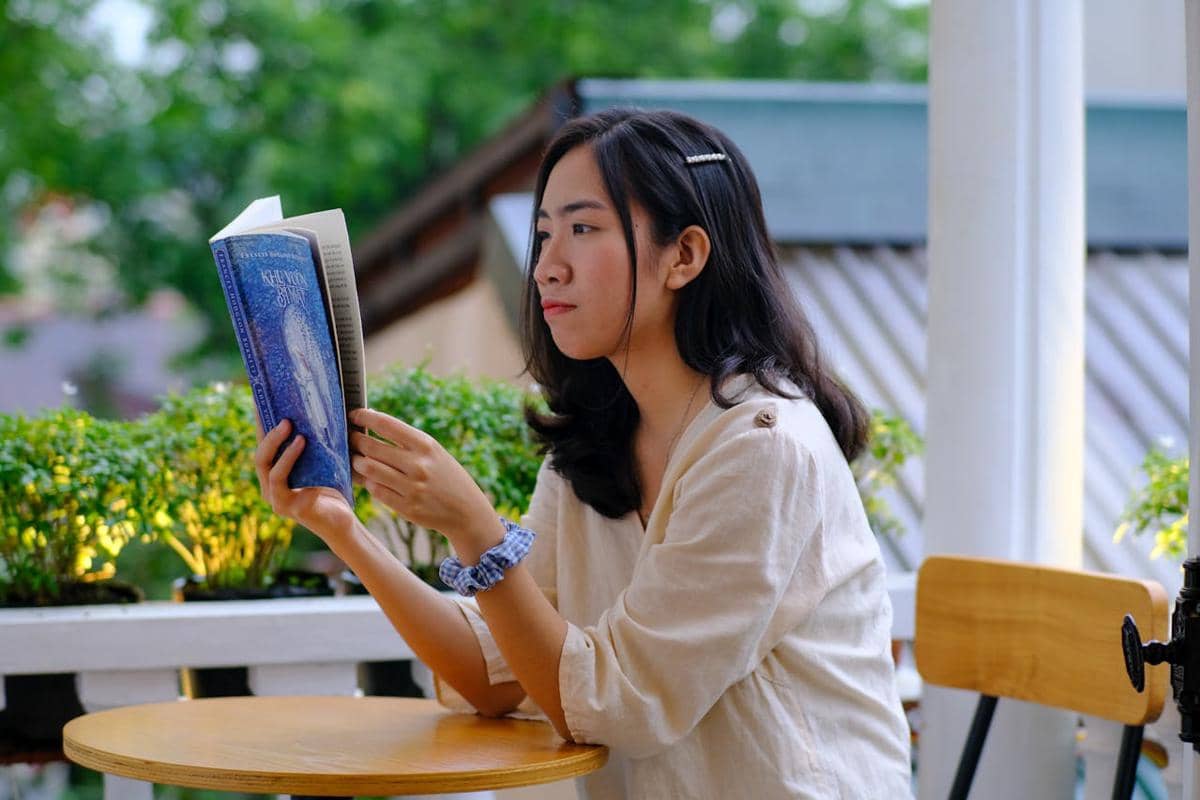 ilustrasi mahasiswa sastra yang sedang membaca buku