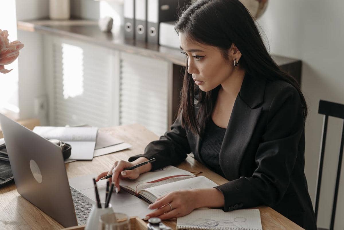 5 Alasan Investasi Leher ke Atas Lebih Penting daripada Membeli Aset