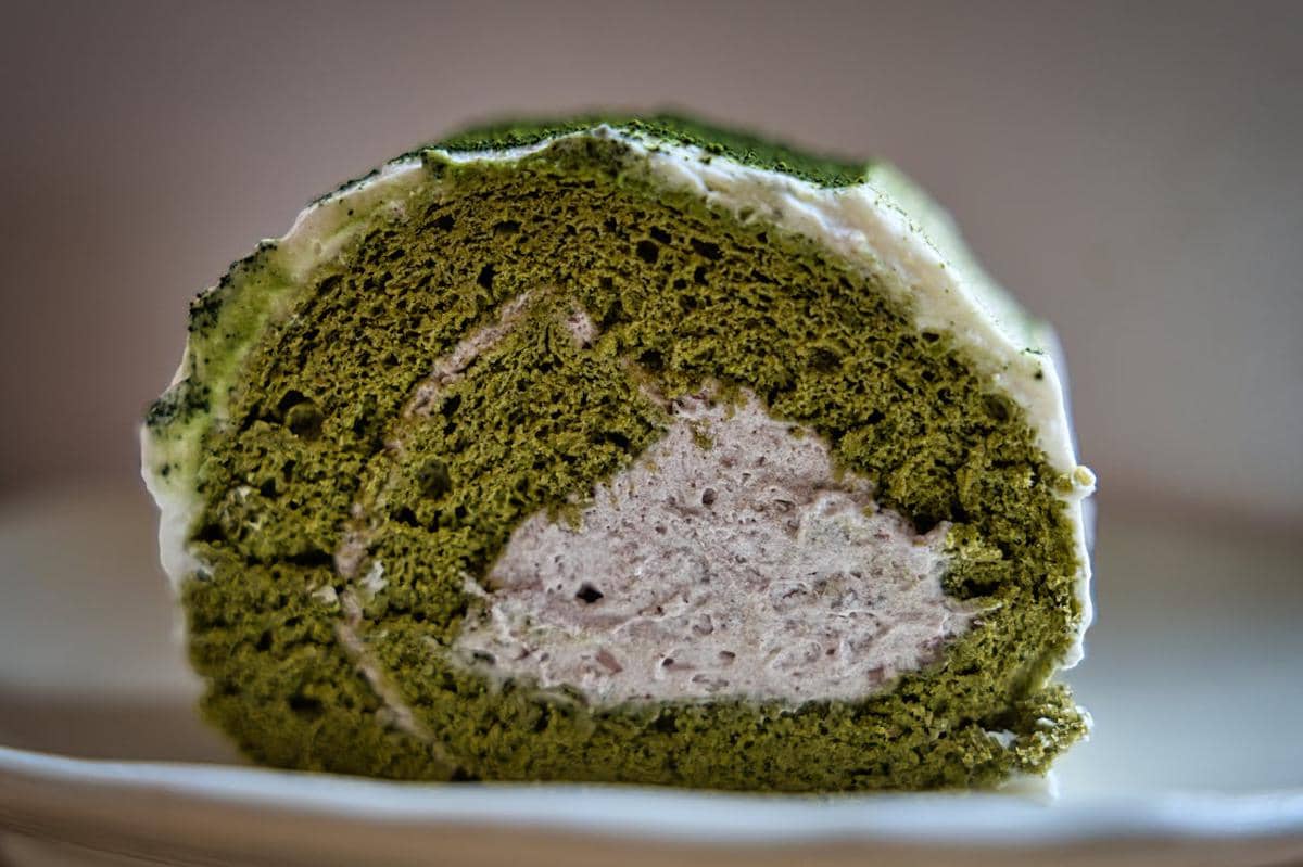 ilustrasi bolu gulung matcha