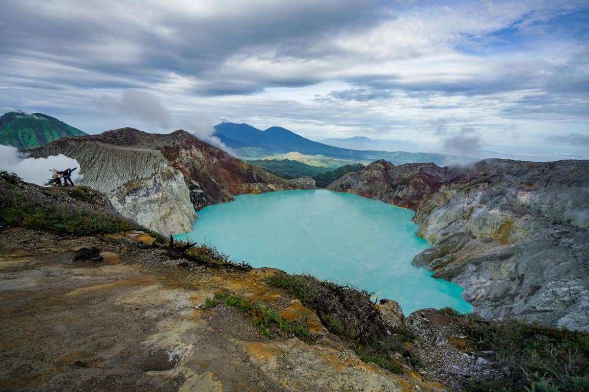 Mengapa Danau Kawah Gunung Berapi Bisa Berwarna Biru Toska Cerah?