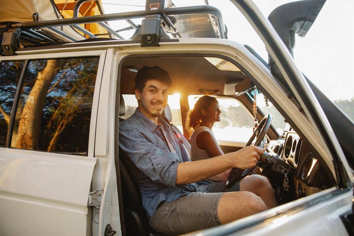 ilustrasi mengemudi mobil off-road
