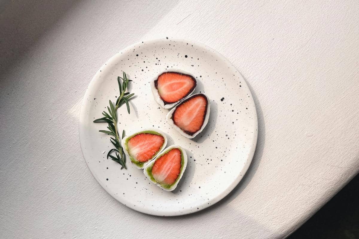 ilustrasi mochi matcha strawberry 