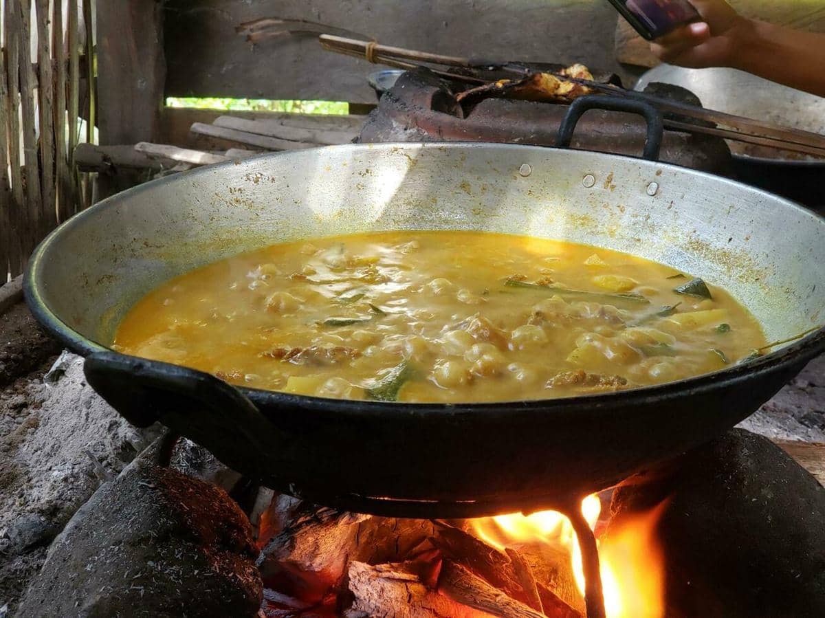 ilustrasi masak rendang padang