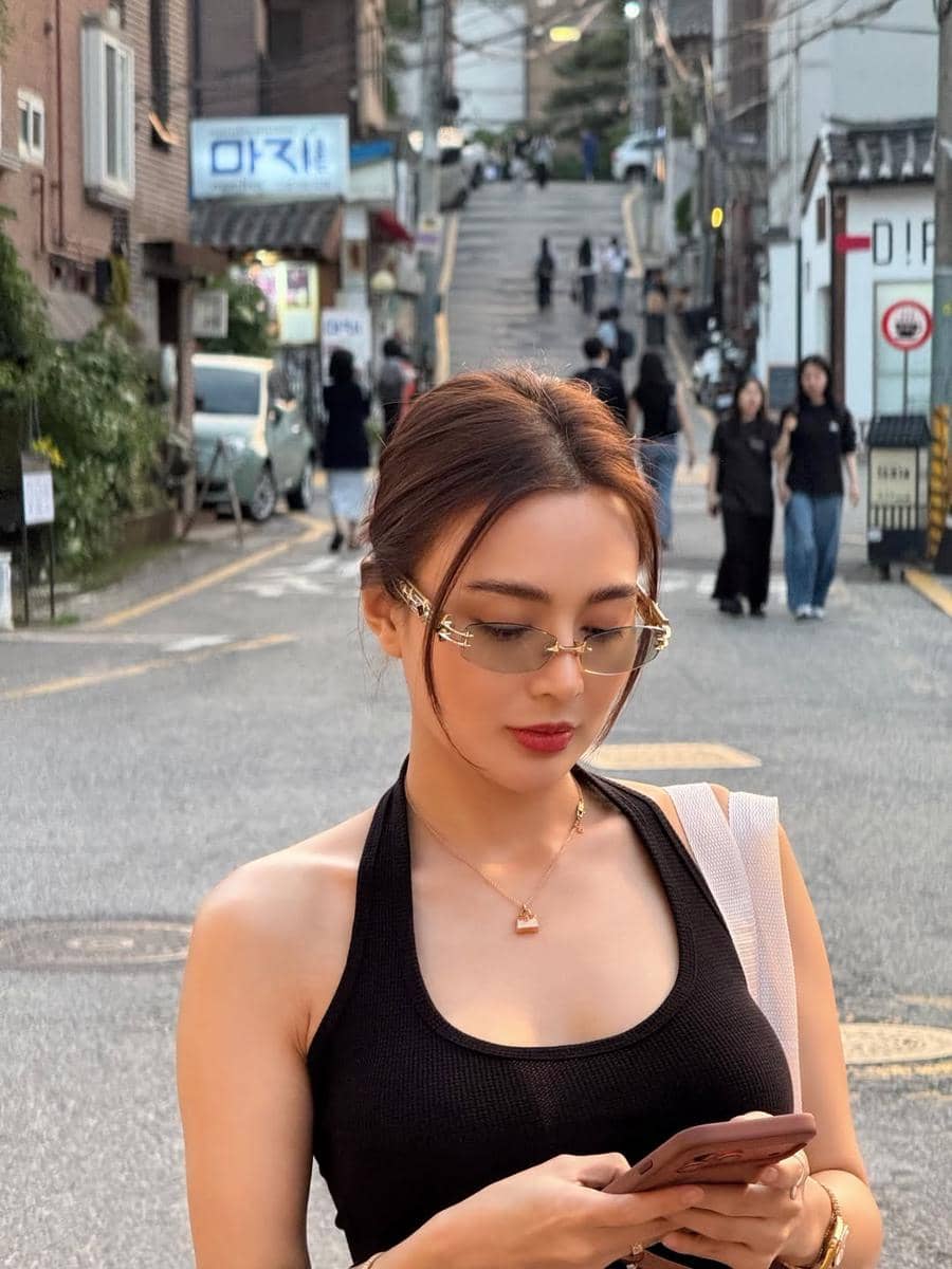 Wika Salim jalan-jalan di kawasan Seochon, Seoul