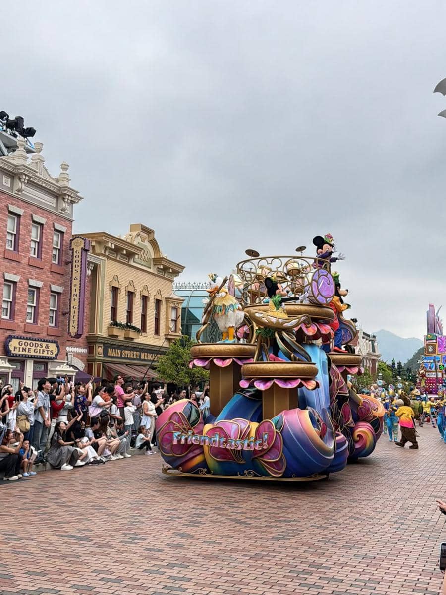 Parade warna-warni dengan karakter Disney di jalan utama Disneyland Hong Kong disaksikan oleh banyak pengunjung yang antusias.