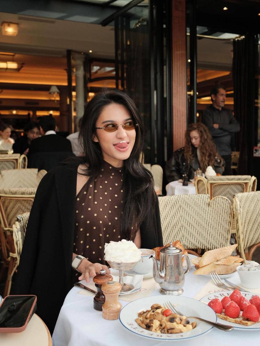 Azizah Salsha saat jalan-jalan di Paris, tak lupa main padel