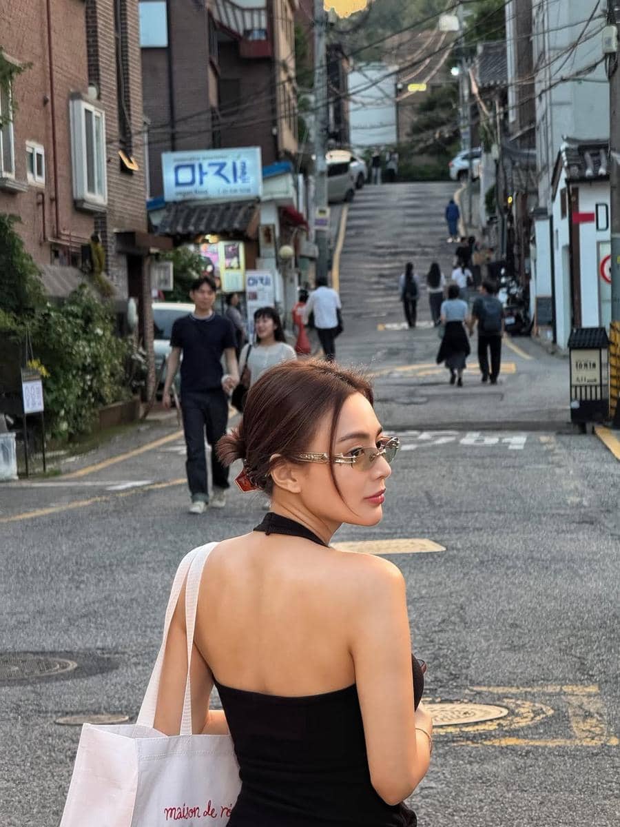 Wika Salim jalan-jalan di kawasan Seochon, Seoul
