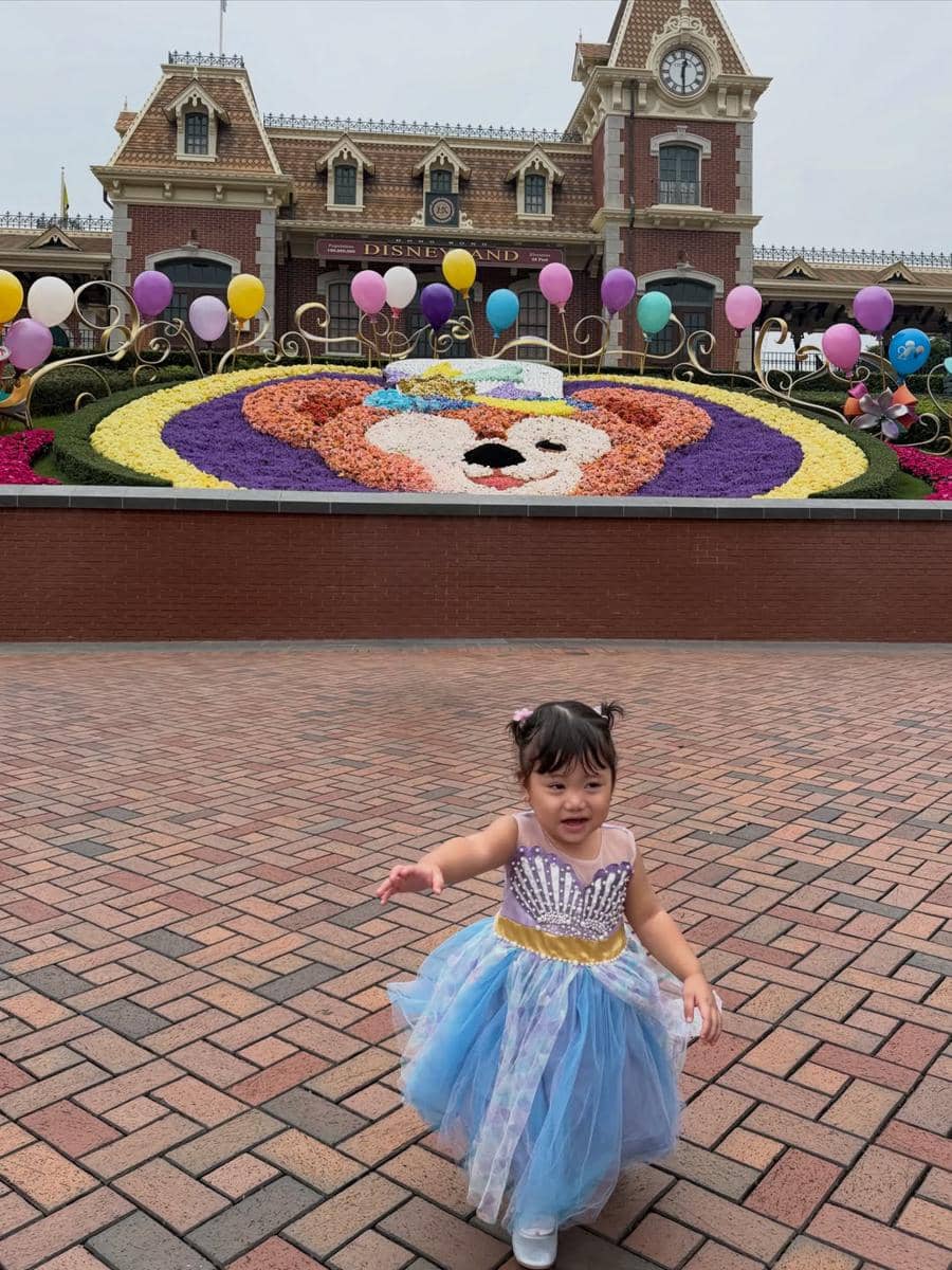 Winona Willy ajak dua anaknya main di Disneyland Hong Kong