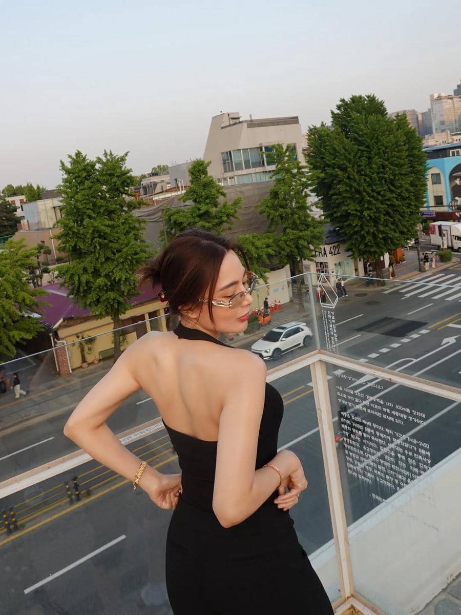 Wika Salim jalan-jalan di kawasan Seochon, Seoul