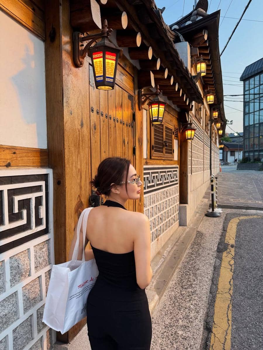 Wika Salim jalan-jalan di kawasan Seochon, Seoul
