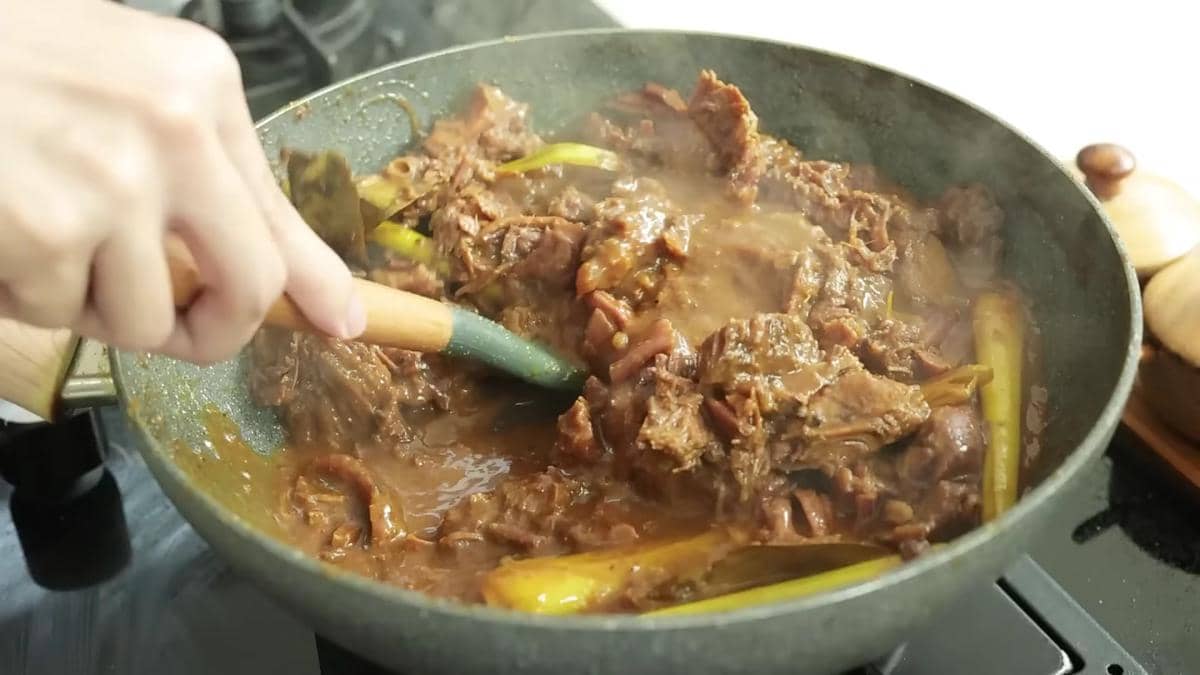 ilustrasi memasak nasi krawu khas Gresik