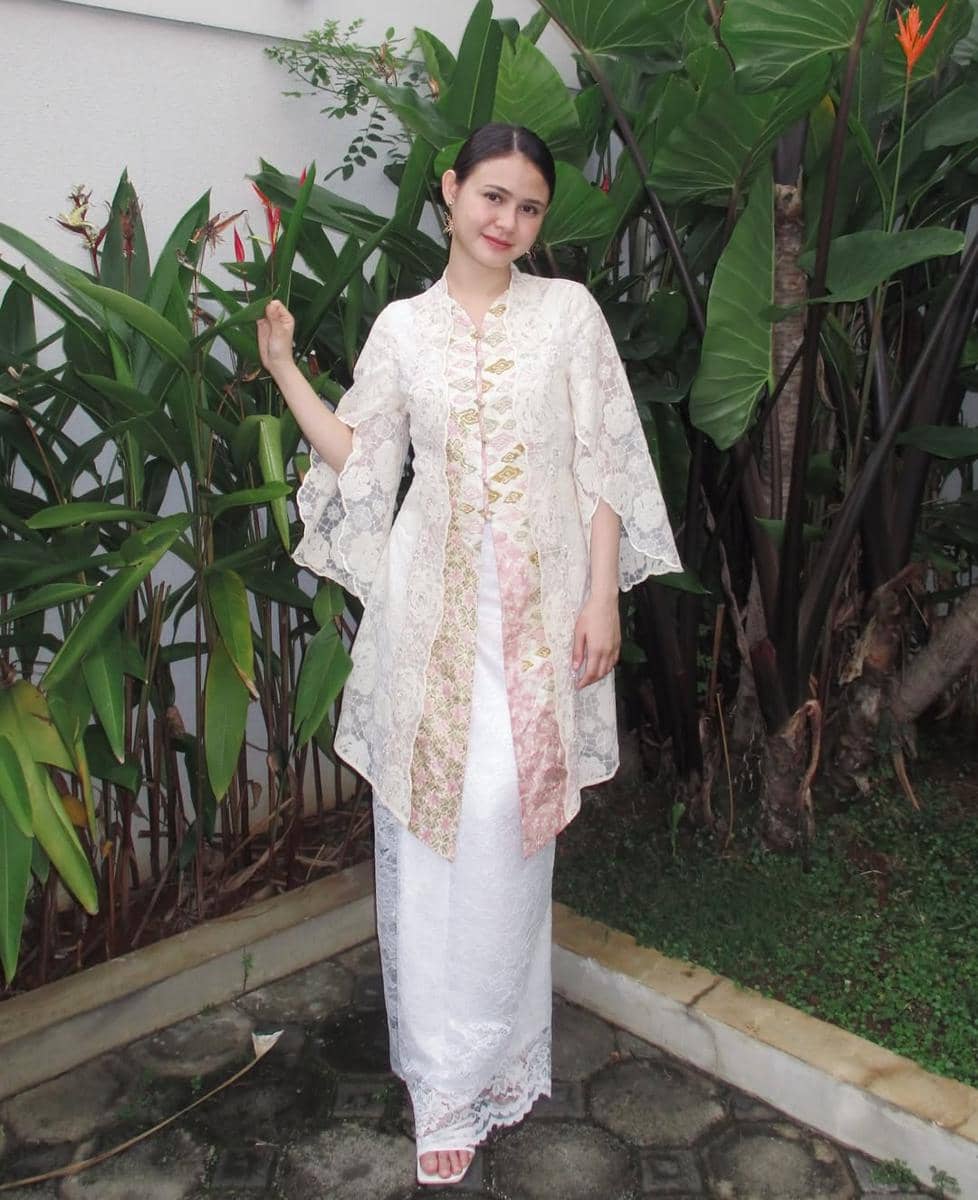 inspirasi outfit nuansa putih ala Maizura
