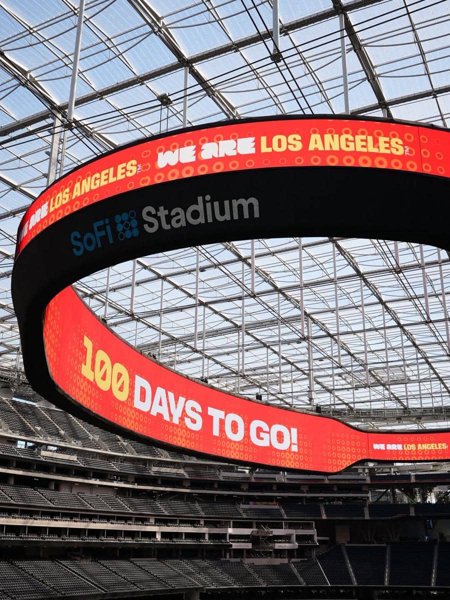 atap transparan Los Angeles Stadium atau SoFi Stadium  