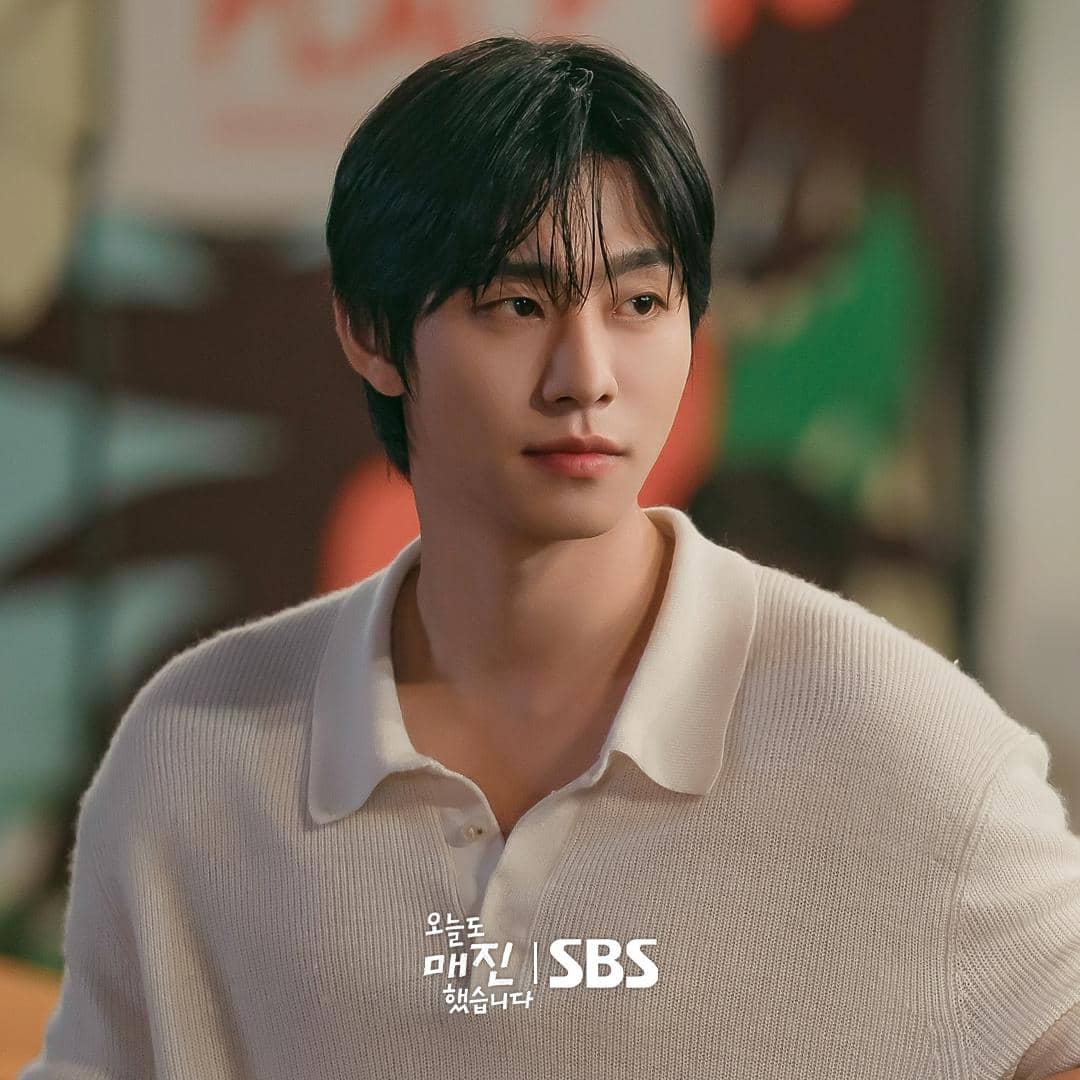Seorang pria berambut hitam mengenakan sweater rajut berkerah putih dalam adegan drama Korea Sold Out On You produksi SBS.