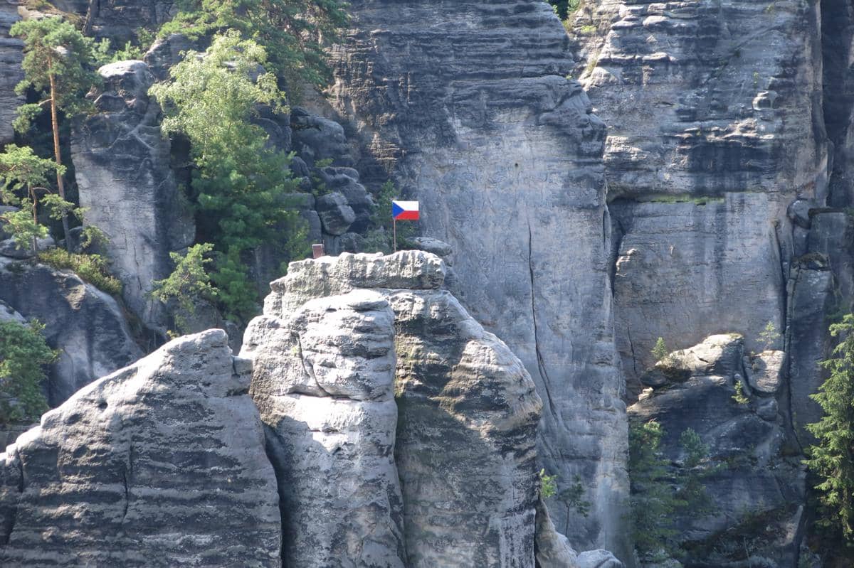 tebing batu raksasa di Bohemian Paradise menjadi salah satu alasan kawasan ini diakui UNESCO.