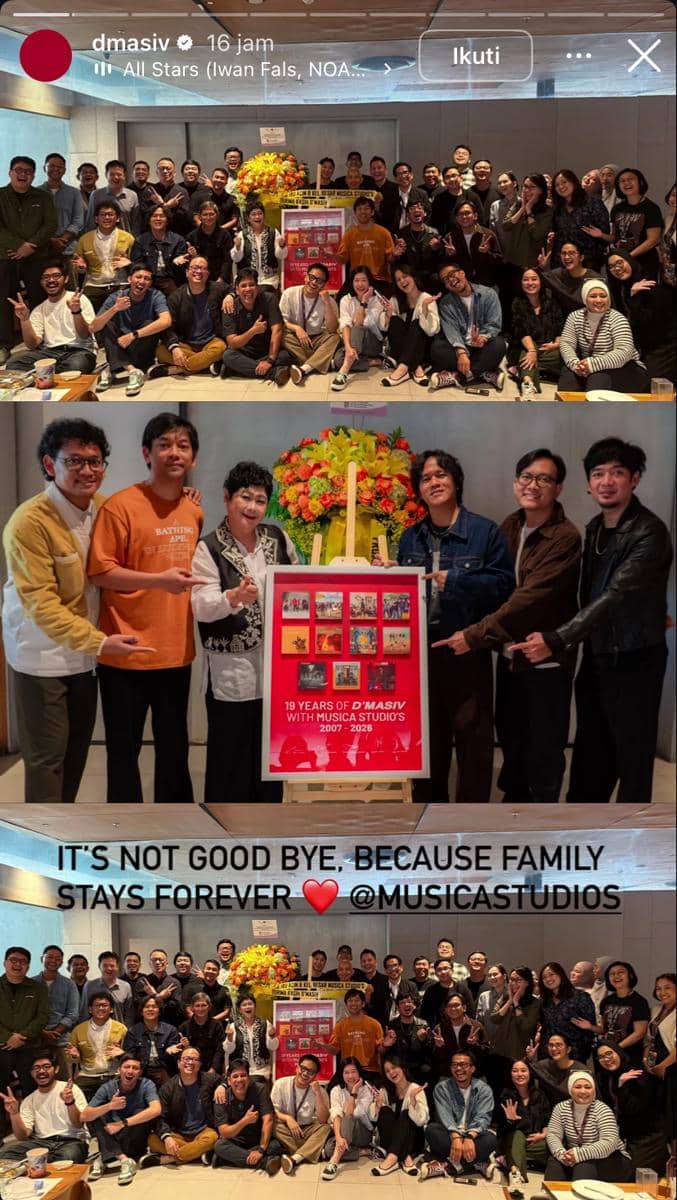 Grup band D’MASIV berfoto bersama tim Musica Studios di depan papan ucapan perayaan 19 tahun kerja sama dengan dekorasi bunga warna-warni.