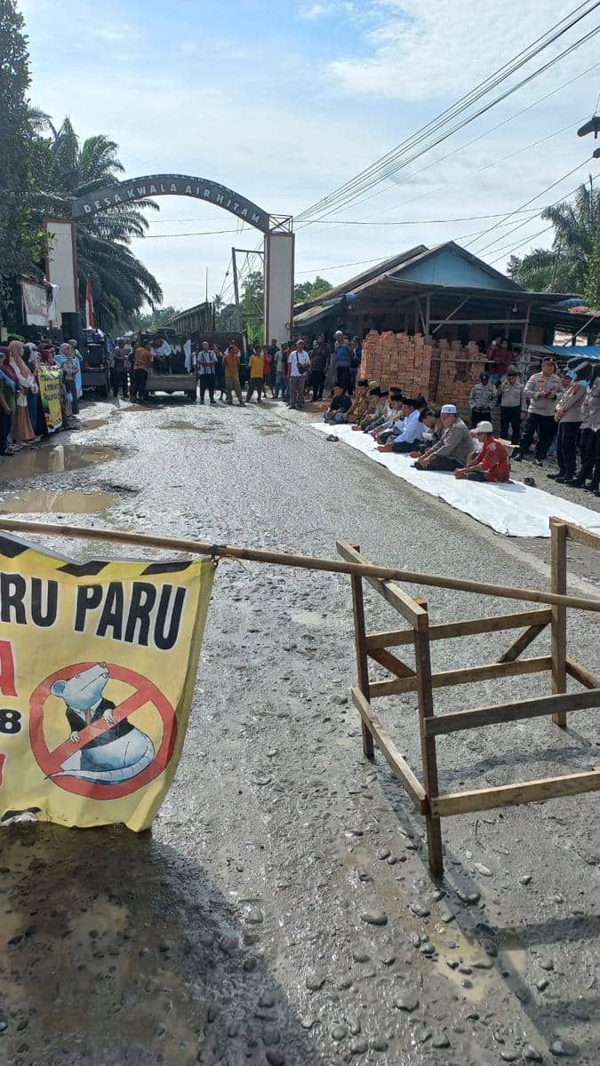 Rusak dan Telan Korban Jiwa, Masyarakat di Langkat Blokade Jalan