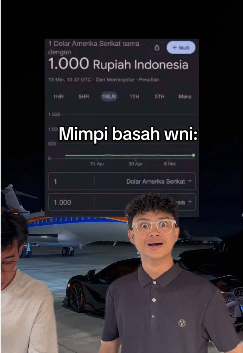 Seorang pria berekspresi terkejut di depan gambar nilai tukar 1 dolar Amerika setara 1.000 rupiah Indonesia dengan latar jet pribadi dan mobil mewah.