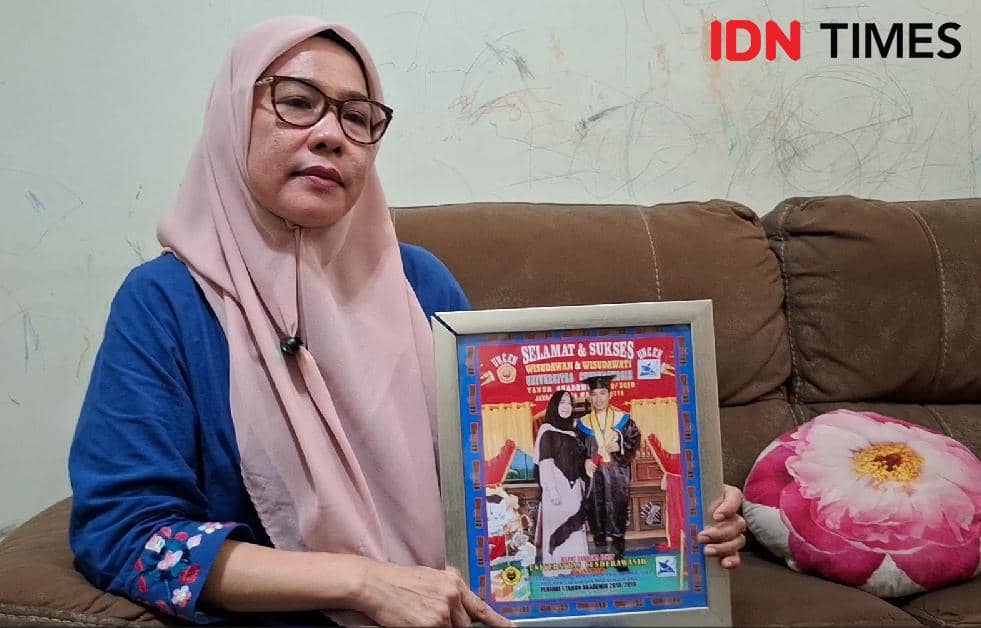 Sutrawati Kaharuddin (52), memperlihatkan foto anaknya, Andi Angga Prasadewa, Selasa (19/5/2026). Angga dilaporkan diculik oleh tentara IDF 