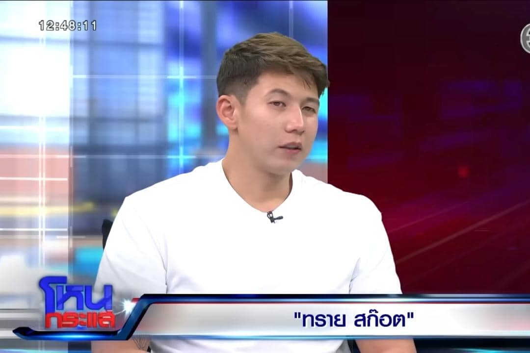 Psi Scott sedang berbicara di acara televisi Hone-Krasae