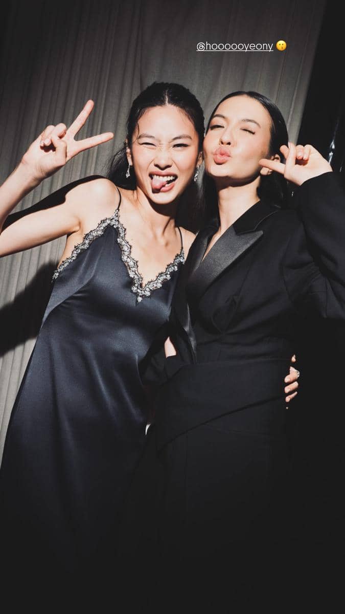 Dua wanita berpose ceria mengenakan gaun hitam elegan saat menghadiri acara di Cannes Film Festival 2026.