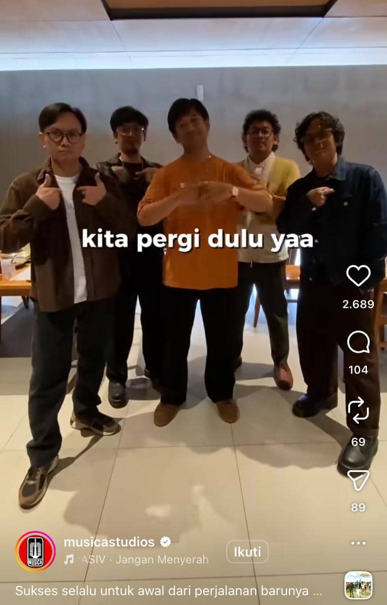 Lima pria berdiri bersama di dalam ruangan dengan tulisan 'kita pergi dulu yaa' di tengah gambar, dibagikan oleh Musica Studios di Instagram.