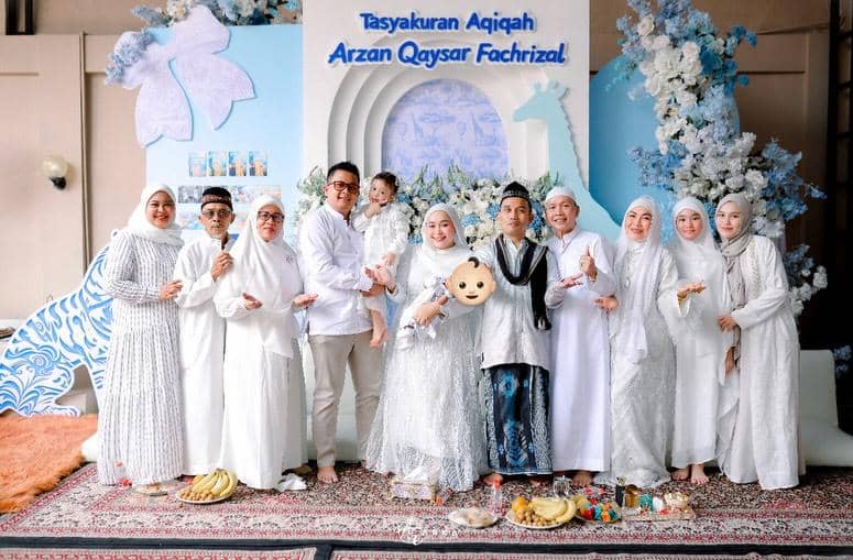 7 Inspirasi Gaya Keluarga Ayu Ting Ting saat Akikah Baby Qaysar
