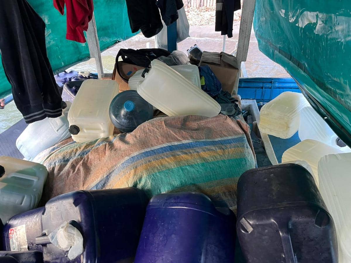 Tumpukan jeriken plastik dan barang-barang di dalam perahu yang terdampar di Kampung Balirangen, Kepulauan Sitaro, Sulawesi Utara.
