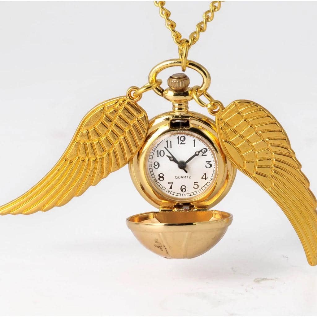 Jam saku emas dengan desain unik berbentuk sayap terbuka di kedua sisi dan rantai kalung berwarna emas yang elegan.