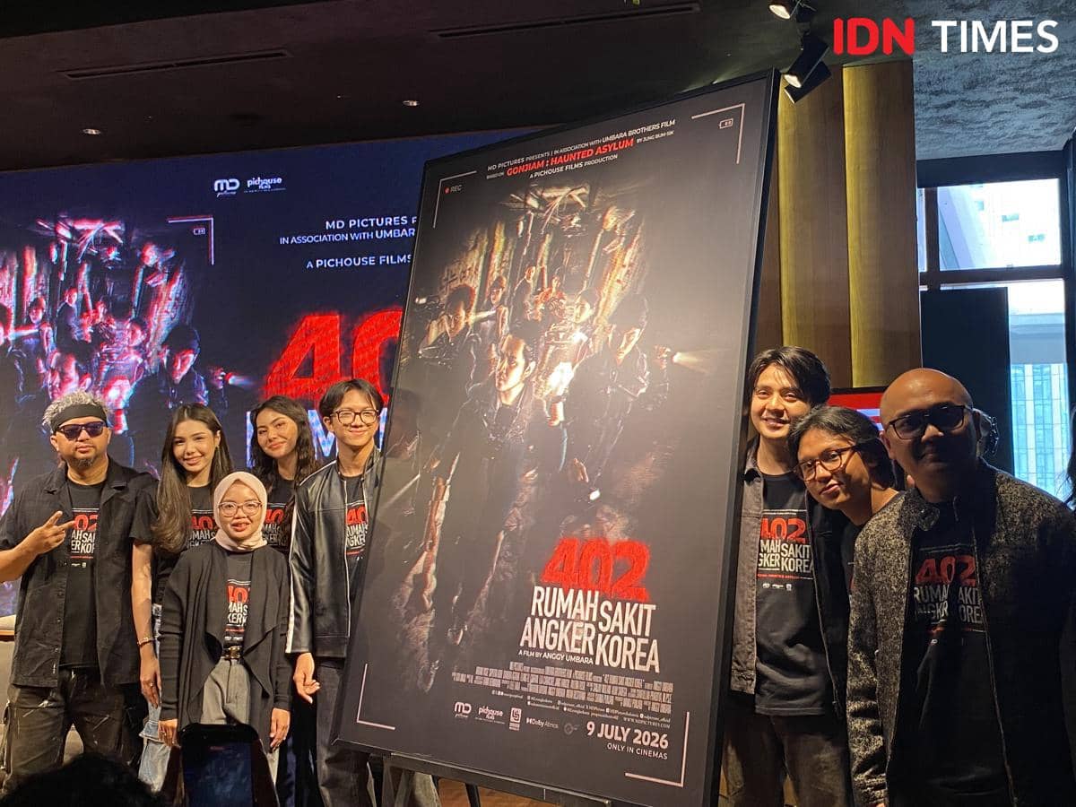 Para pemain dan kru film 402 Rumah Sakit Angker Korea berpose bersama poster film saat konferensi pers di MD Palace, Jakarta.