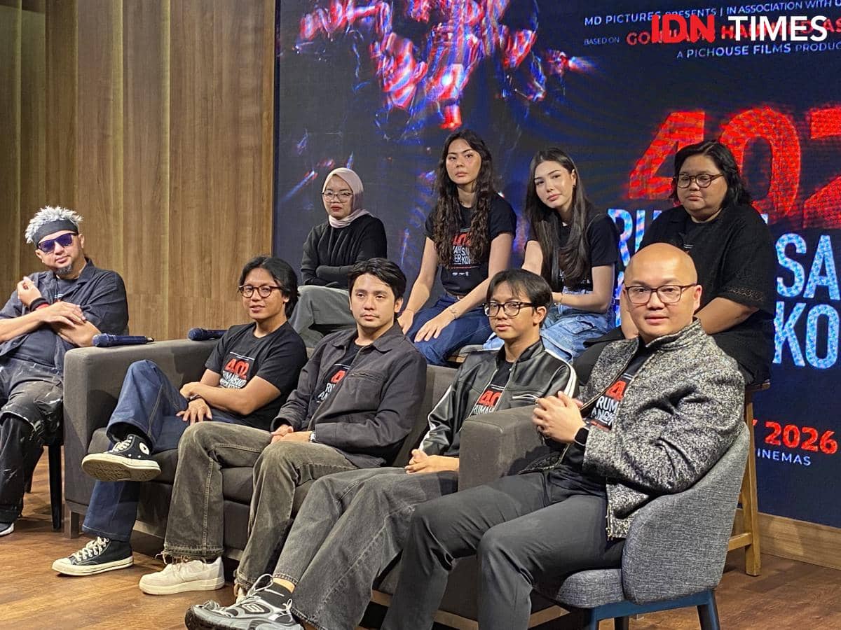 Para pemain dan kru film 402 Rumah Sakit Angker Korea duduk bersama saat konferensi pers di MD Palace pada Selasa, 19 Mei 2026.