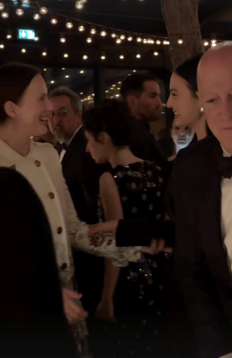 Beberapa tamu berpakaian formal berbincang di acara malam dengan lampu gantung di Cannes Film Festival 2026.
