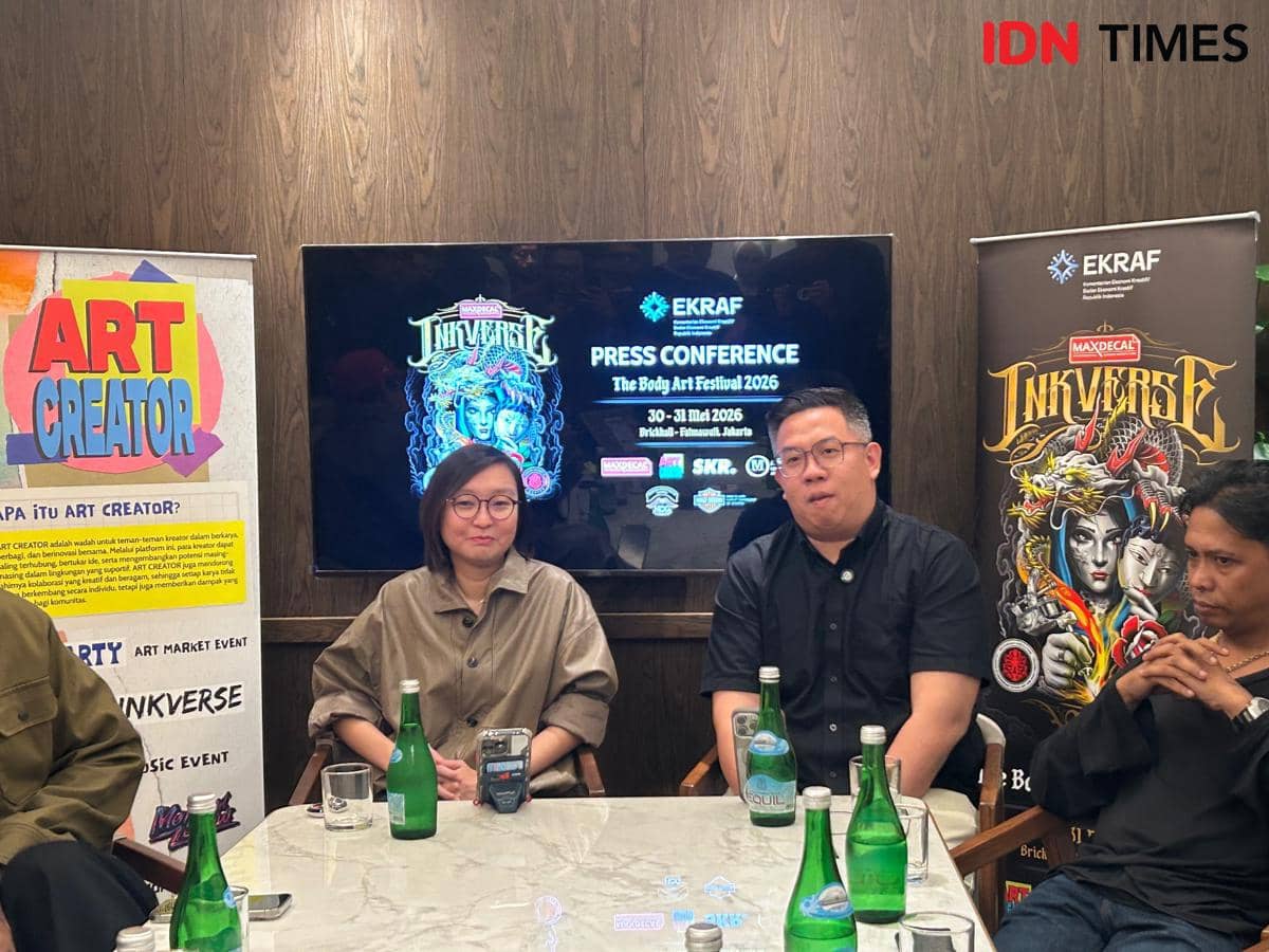 Beberapa narasumber duduk di depan layar saat konferensi pers Inkverse 2026 yang menggabungkan seni tato dan otomotif di Jakarta.