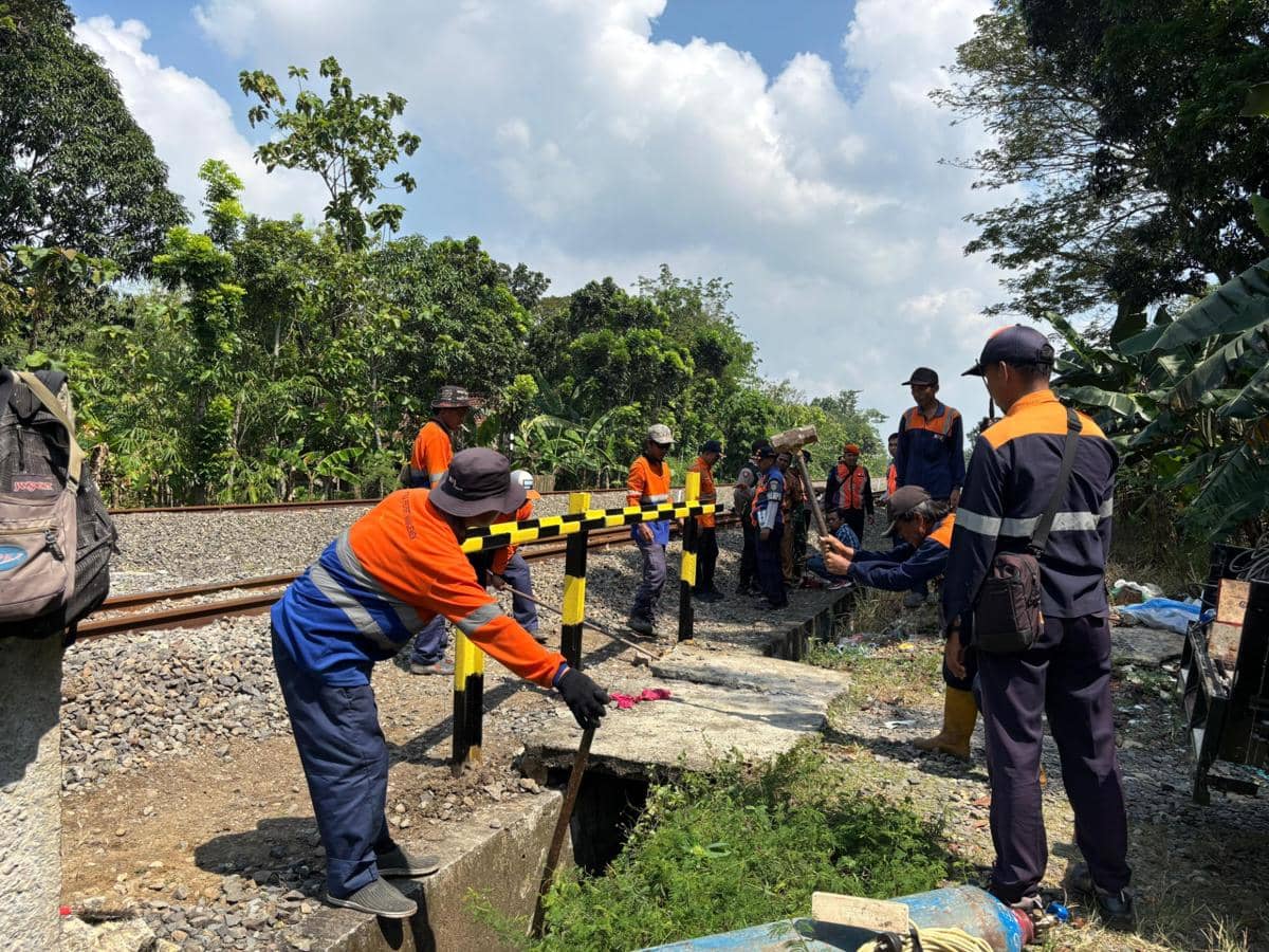 Bahayakan Pengendara, Jalur KA Tanpa Palang di Gubug Grobogan Ditutup
