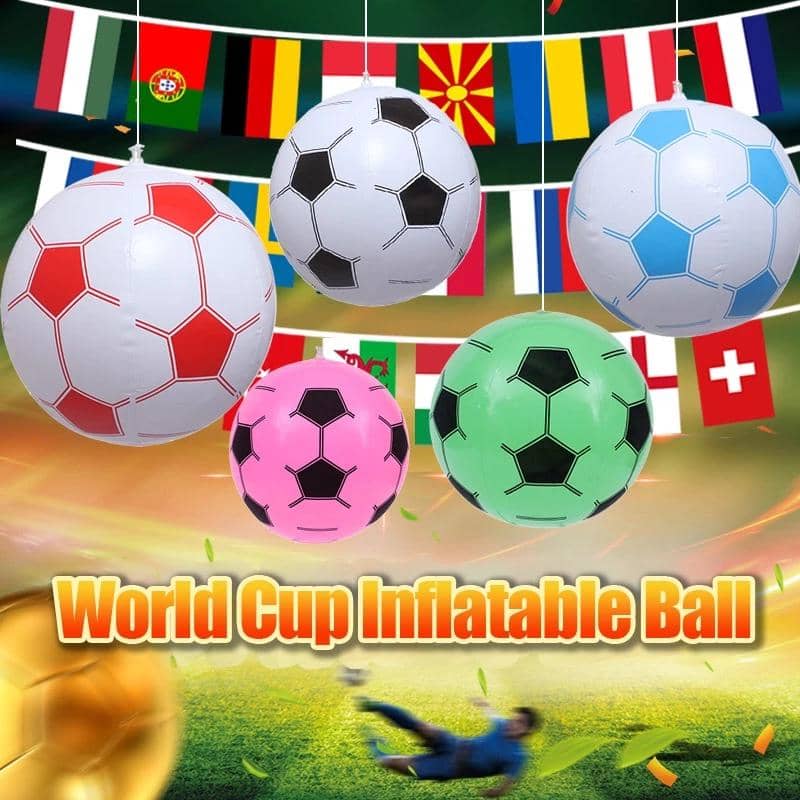 Bola sepak tiup berwarna merah, putih, biru, hijau, dan pink tergantung di depan deretan bendera negara untuk dekorasi Piala Dunia.