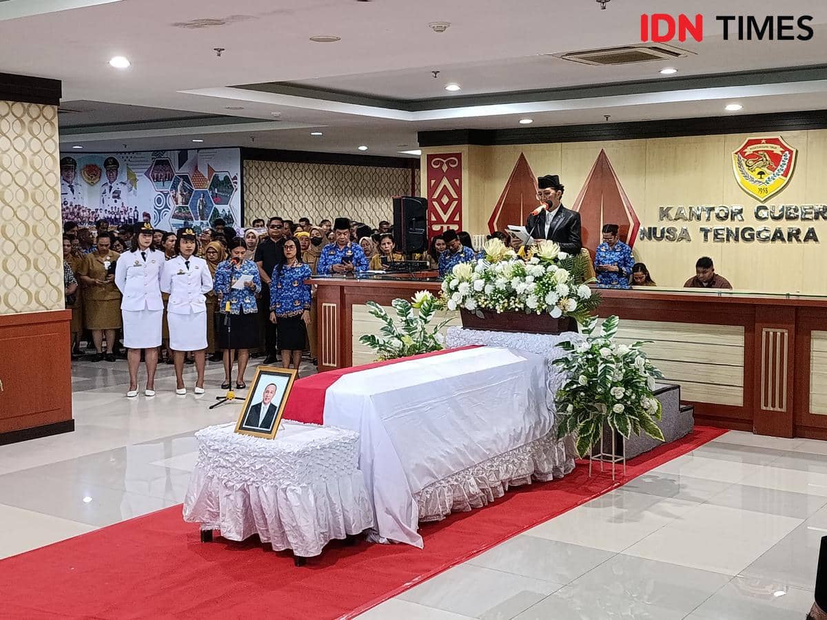 Upacara penghormatan terakhir kepada Kadis PMD NTT Alexander Koroh di Kantor Gubernur Nusa Tenggara Timur dengan peti jenazah dan karangan bunga.