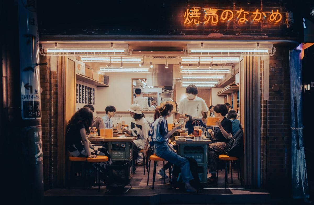Ilustrasi lampu neon (unsplash.com/Photo by James Pere)