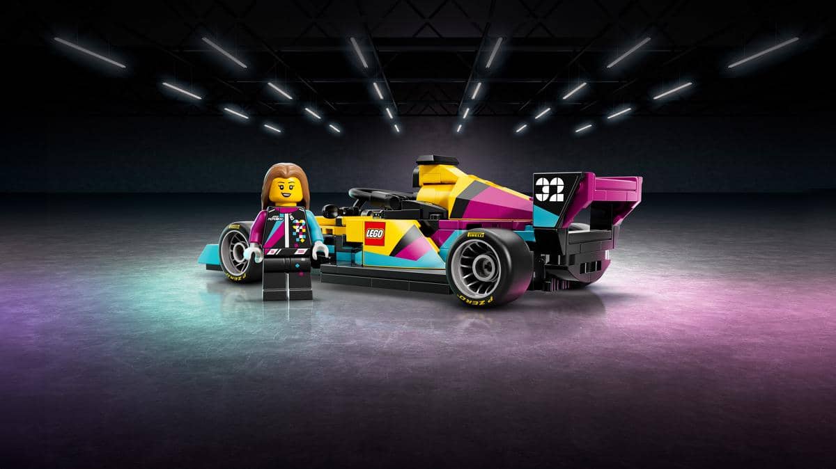 Set LEGO Speed Champions F1 Academy dengan mobil balap warna cerah dan minifigur pembalap perempuan di lintasan bercahaya.