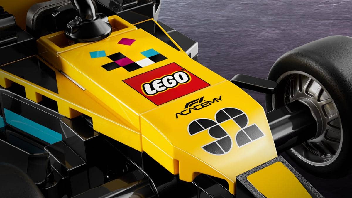 Mobil balap LEGO Speed Champions F1 Academy berwarna kuning dengan logo LEGO dan F1 Academy di bagian depan bodi.