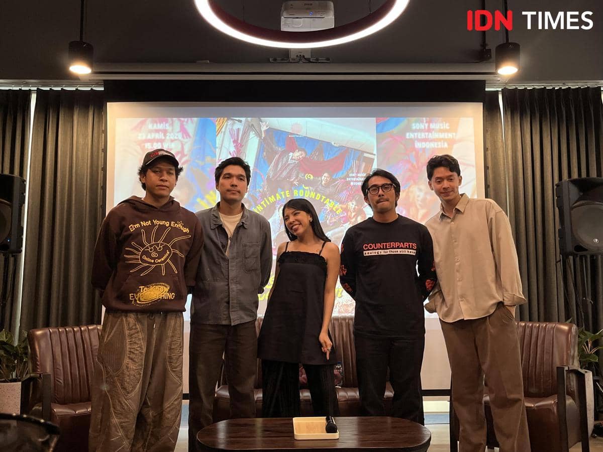 Lima anggota Lomba Sihir berpose bersama dalam sesi wawancara eksklusif di The Veranda, CIBIS Park, Jakarta Selatan.