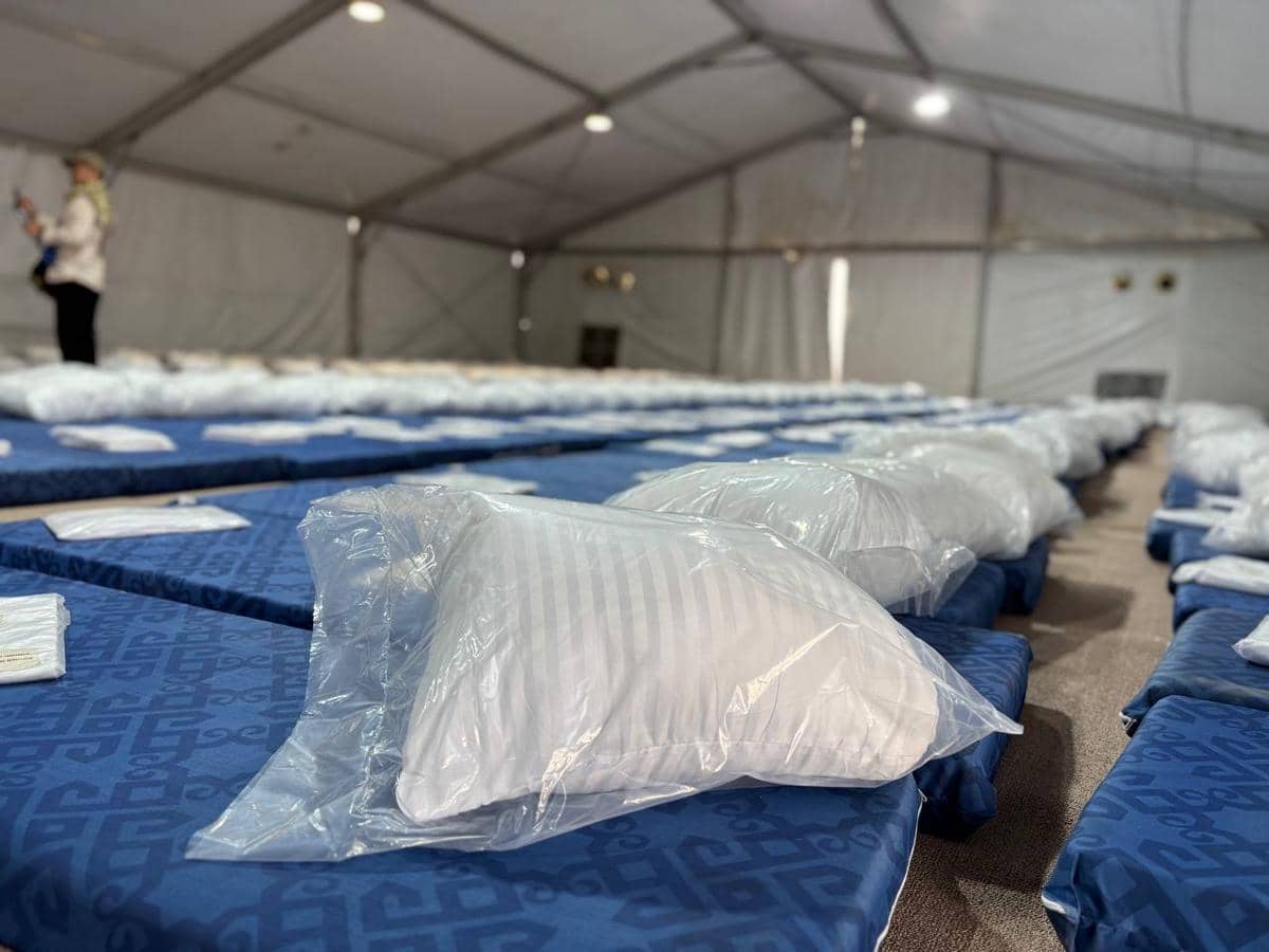 Deretan kasur berlapis kain biru dengan bantal putih terbungkus plastik tersusun rapi di dalam tenda bagi jemaah di Arafah.