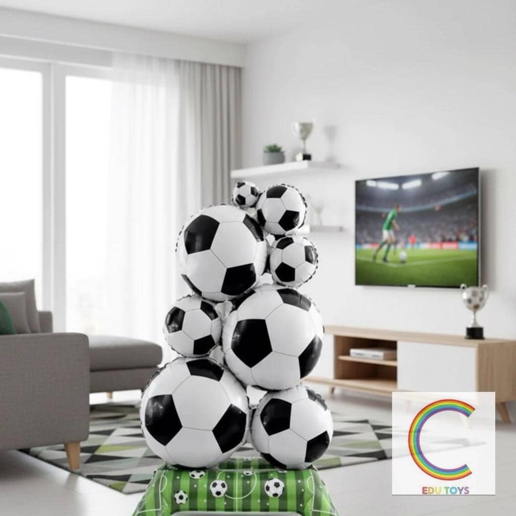 Dekorasi balon berbentuk bola sepak dipajang di ruang tamu modern dengan televisi menayangkan pertandingan sepak bola.