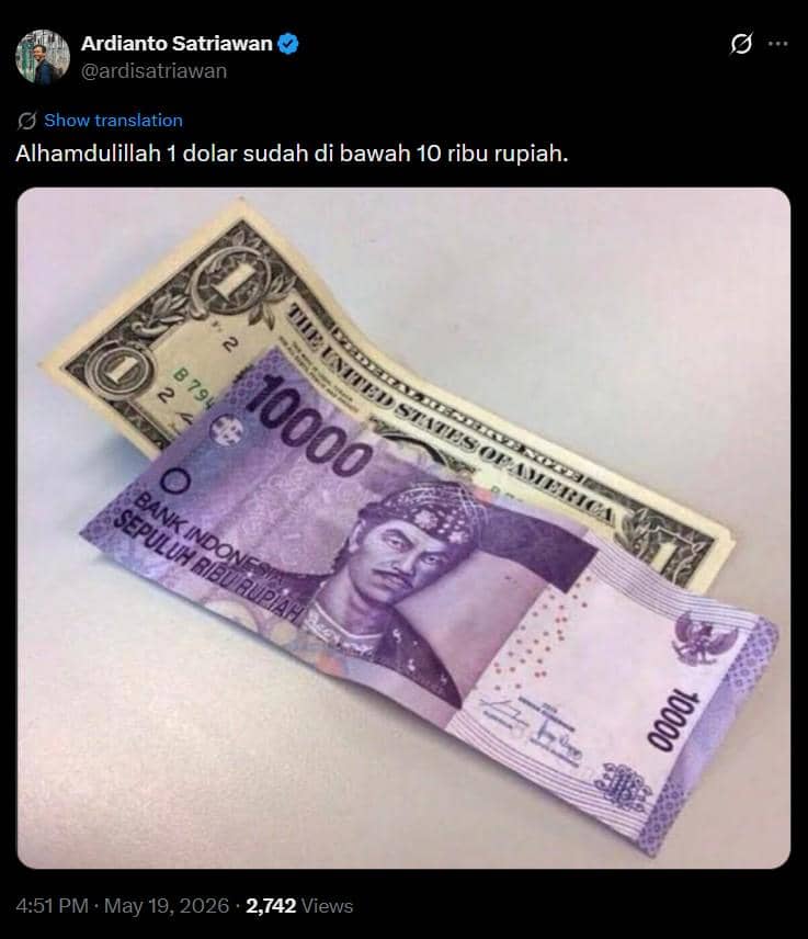 Uang kertas 10.000 rupiah diletakkan di atas uang 1 dolar Amerika Serikat di atas meja, menggambarkan perbandingan nilai mata uang.