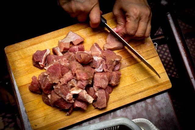 Potret memotong daging