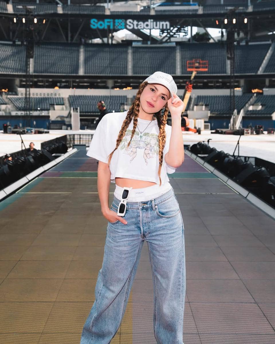 gaya OOTD kasual ala Shakira 