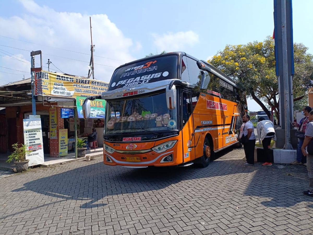 Bus yang membawa rombongan guru Tulungagung berangkat ke Jakarta. IDN Times/Bramanta Pamungkas
