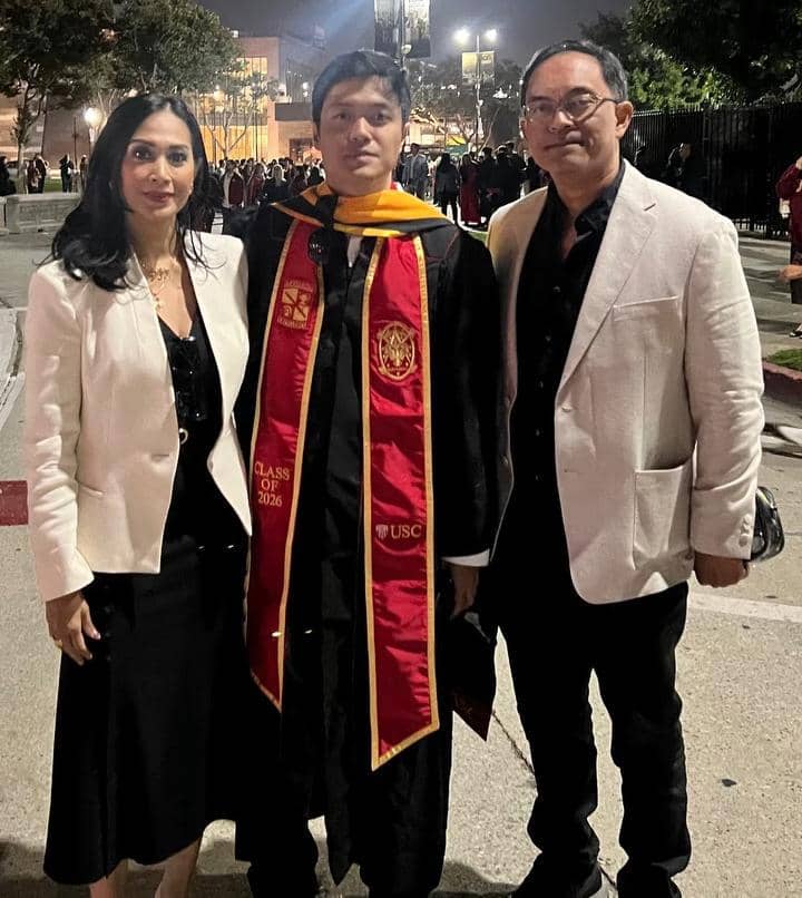 Diah Permatasari hadiri wisuda S2 anak di USC