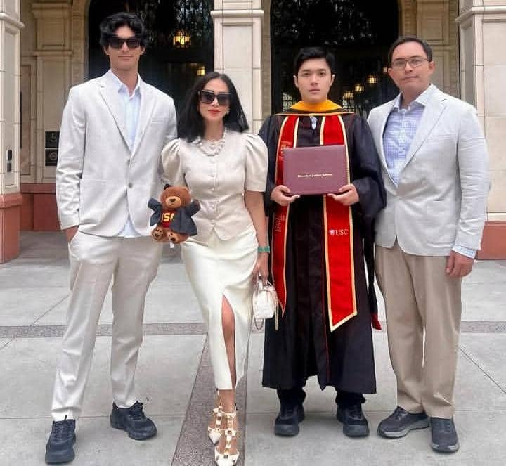 Diah Permatasari hadiri wisuda S2 anak di USC