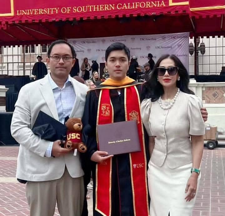 Diah Permatasari hadiri wisuda S2 anak di USC
