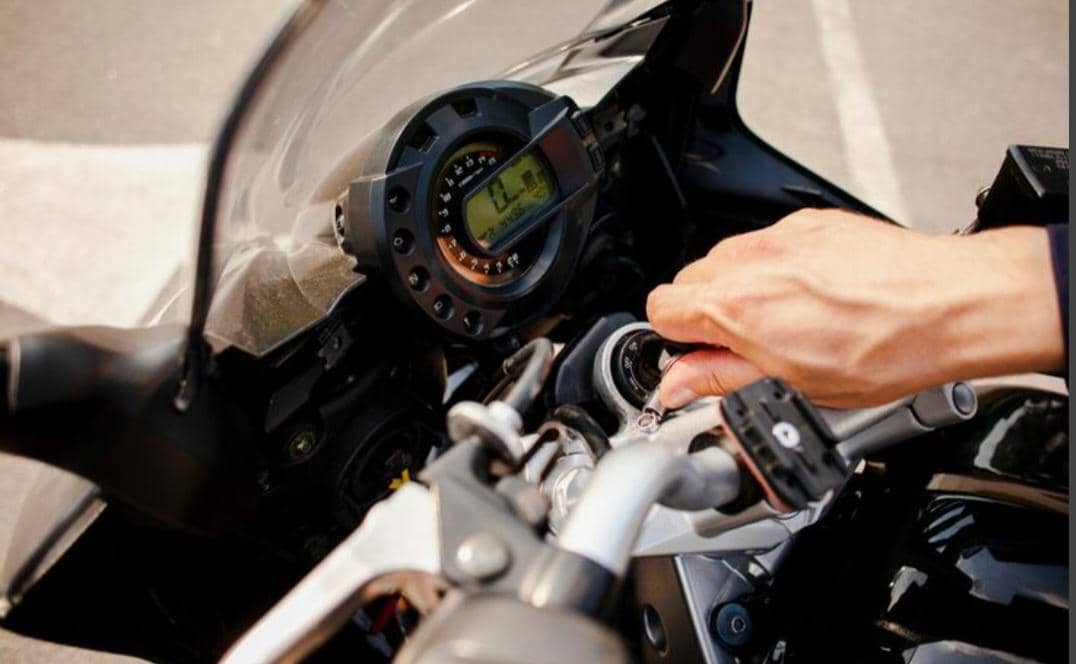 ilustrasi menghidupkan motor (magnific.com/freepik)